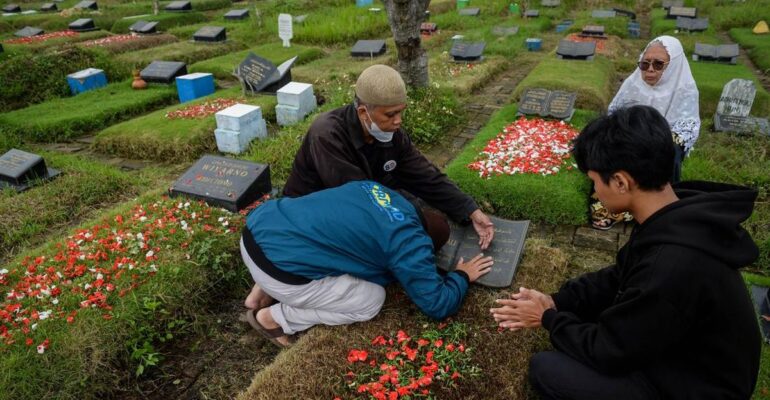 tradisi-ziarah-kubur-jelang-ramadhan-1740714621079_169