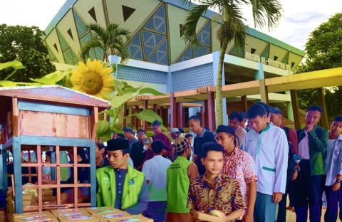 Setiap Jumat, Masjid Al Hurriyah bukan hanya jadi rumah ibadah, tapi juga rumah doa dan syukur.D